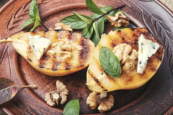 Poires farcies au bleu et caramélisées au miel